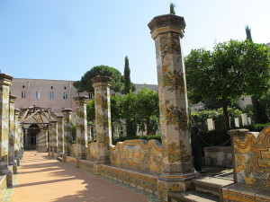 640px-Chiostri_di_Santa_Chiara2_2012